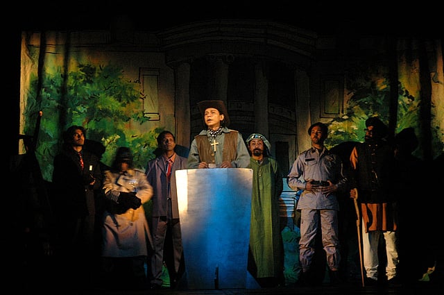 ‘রাজা এবং অন্যান্য’ নাটকের দৃশ্য