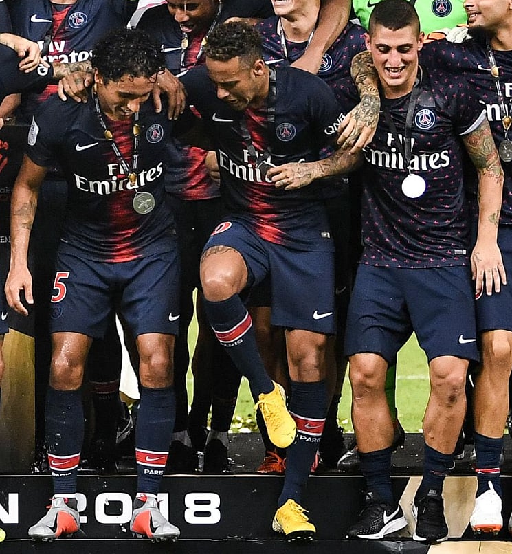 মার্কুইনহোসের পায়ের পাড়া খাওয়ার পর নেইমার। ছবি: টুইটার