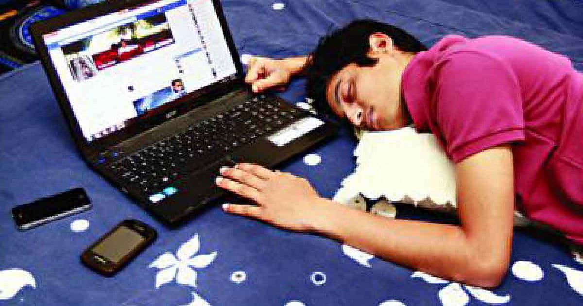ছবি: ইন্টারনেট ব্যবহারে ঘুম কমে।