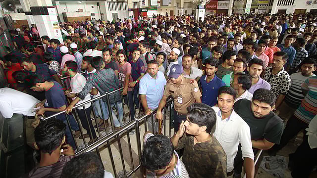 টিকিটের জন্য অনেকেই মঙ্গলবার রাত থেকে রেলস্টেশনে অপেক্ষা করছেন।