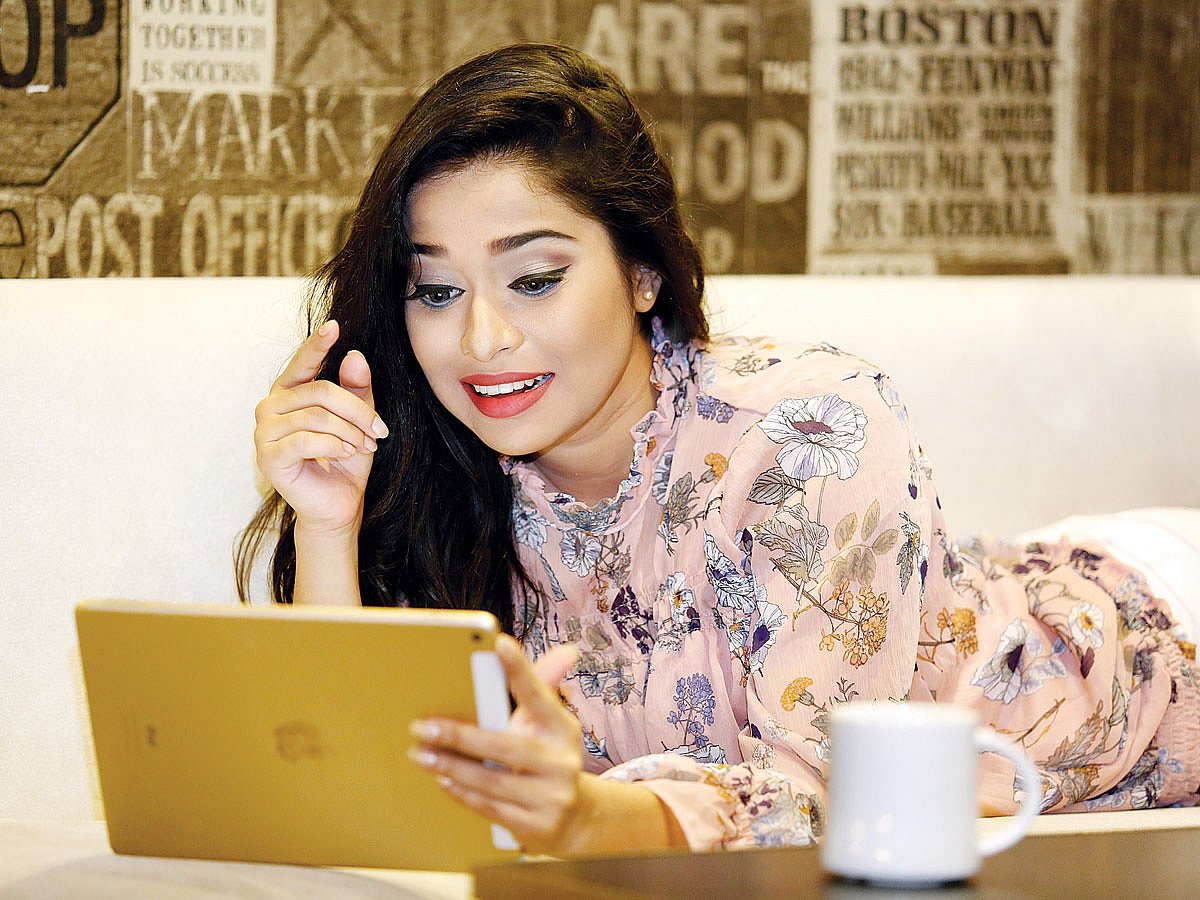 প্রযুক্তির কারণে বন্ধুত্বে দূরত্ব এখন কোনো ব্যাপারই না। মডেল: তাসফিয়া। ছবি: অধুনা