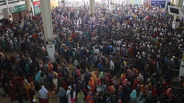 কমলাপুর রেলস্টেশনের টিকিট কাউন্টারের সামনে টিকিট প্রত্যাশী মানুষের উপচে পড়া ভিড়।