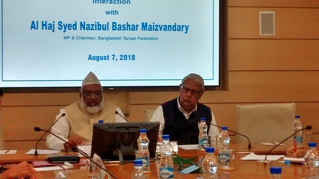 নয়াদিল্লিতে এক অনুষ্ঠানে বাংলাদেশ তরিকত ফেডারেশনের চেয়ারম্যান সৈয়দ নজিবুল বশর মাইজভান্ডারি ও বাংলাদেশে নিযুক্ত ভারতের সাবেক হাইকমিশনার পিনাক রঞ্জন চক্রবর্তী। ছবি: প্রথম আলো