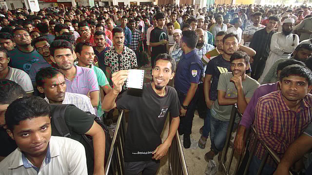 মনের মতো টিকিট পেয়ে খুশি এই তরুণ।