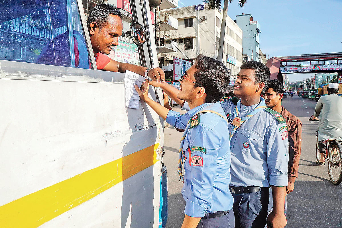 ট্রাফিক সপ্তাহ উপলক্ষে বিভিন্ন স্কুলের স্কাউট সদস্যরা পুলিশের সঙ্গে দায়িত্ব পালন করছে। গতকাল বিজয় সরণিতে। ছবি: প্রথম আলো