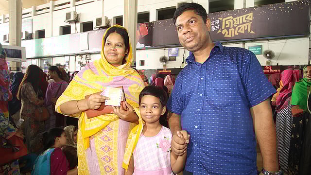টিকিট নিতে সপরিবারে এসেছেন অনেকে। টিকিট পেয়ে আনন্দিত সবাই।