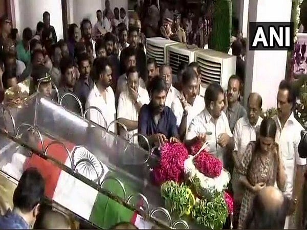 এম করুণানিধির মরদেহ ঘিরে জনতার ঢল। ছবি: এএনআই এর সৌজন্যে