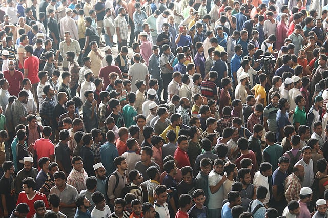 ঘণ্টার পর ঘণ্টা দাঁড়িয়ে থেকে টিকিট সংগ্রহ করছেন সাধারণ মানুষ।
