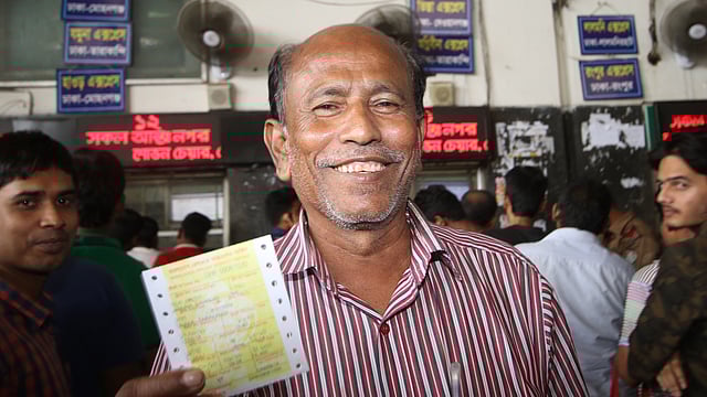 কাঙ্ক্ষিত টিকিট পেয়ে হাস্যোজ্জ্বল একজন।