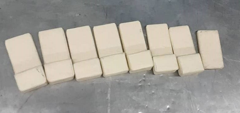 সাদা স্কচটেপে মোড়ানো অবস্থায় বিভিন্ন ওজনের সোনার বার। ছবি: সংগৃহীত