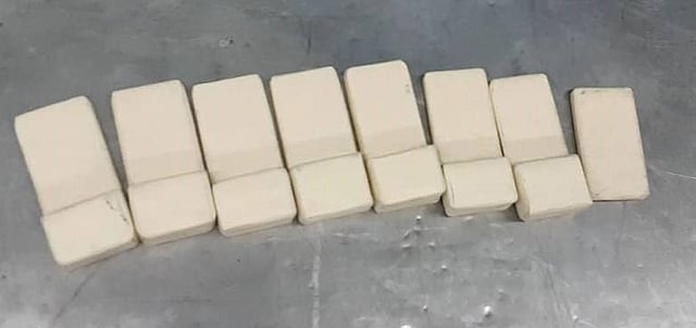 সাদা স্কচটেপে মোড়ানো অবস্থায় বিভিন্ন ওজনের সোনার বার। ছবি: সংগৃহীত