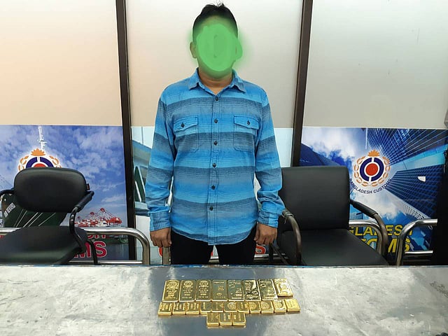 জব্দ সোনা ও আটক ভারতীয় যাত্রী। ছবি: সংগৃহীত