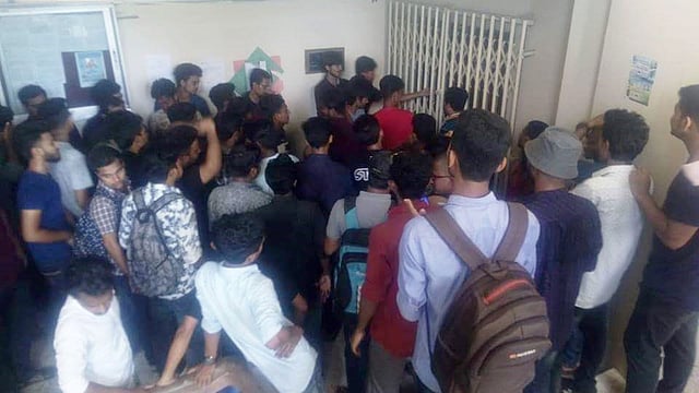 নোয়াখালী বিজ্ঞান ও প্রযুক্তি বিশ্ববিদ্যালয়ের উপাচার্যের দপ্তরে তালা ঝুলিয়ে দিয়েছেন শিক্ষার্থীরা। ছবি: প্রথম আলো