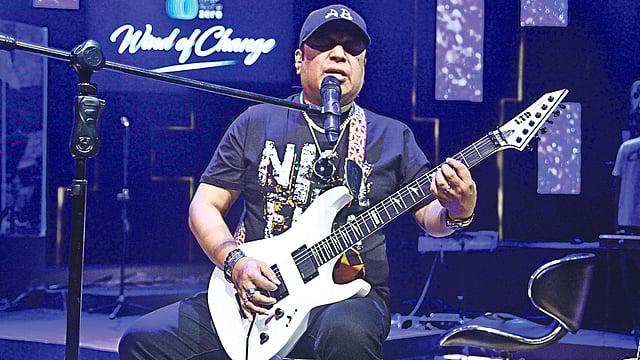 আইয়ুব বাচ্চু গাইবেন ‘এখন অনেক রাত’