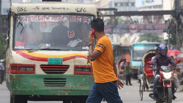 একটু দূরেই পদচারী–সেতু। তা ব্যবহারের গরজ নেই পথচারীদের। ঝুঁকি নিয়ে যানবাহনের সামনে দিয়ে সড়ক পার হচ্ছেন পথচারীরা। অনেকে মুঠোফোনে কথা বলতে বলতে বিপজ্জনকভাবে পার হন সড়ক। যেকোনো সময় ঘটতে পারে দুর্ঘটনা। গতকাল রাজধানীর মতিঝিল এলাকায়।  ছবি: আবদুস সালাম