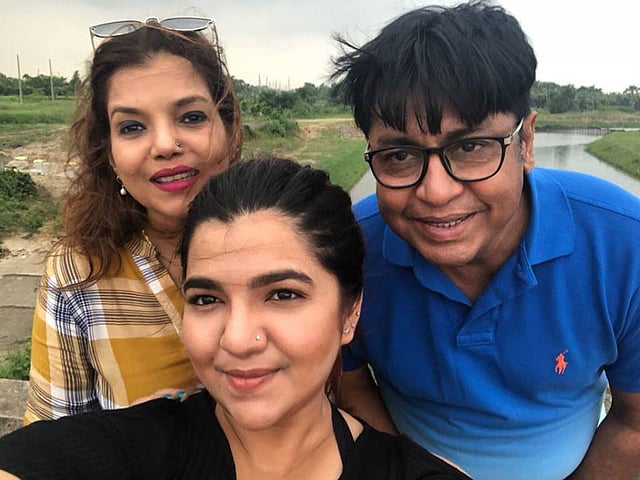 বাবা শহীদুজ্জামান সেলিম ও মা রোজী সিদ্দিকীর সঙ্গে সানজানা