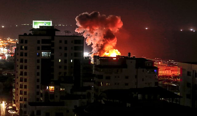 ইসরায়েলি হামলায় গাজা সিটির আকাশে ধোঁয়ার কুণ্ডলী। ফিলিস্তিন, ৮ আগস্ট। ছবি: এএফপি