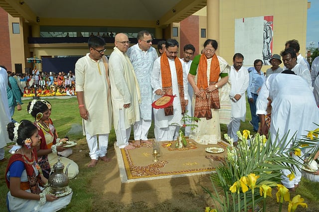 আনুষ্ঠানিকভাবে বৃক্ষরোপণের পর বিশ্বভারতীর প্রথা মেনে নতুন গাছের চারায় পানি ঢালা হয়। পাখা দিয়ে হাওয়া দেওয়া হয়। ছবি: ভাস্কর মুখার্জি