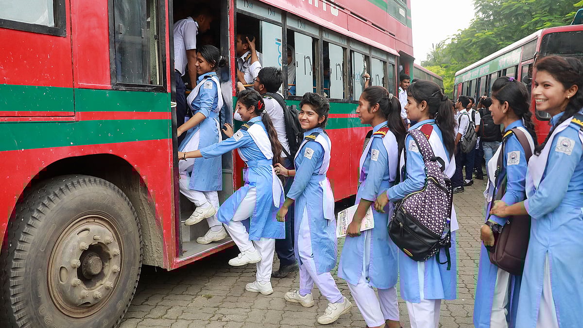 কুর্মিটোলার শহীদ রমিজ উদ্দিন ক্যান্টনমেন্ট কলেজের শিক্ষার্থীরা প্রধানমন্ত্রীর কাছ থেকে পাওয়া বাসে যাতায়াত করছে। গতকাল দুপুরে   প্রথম আলো