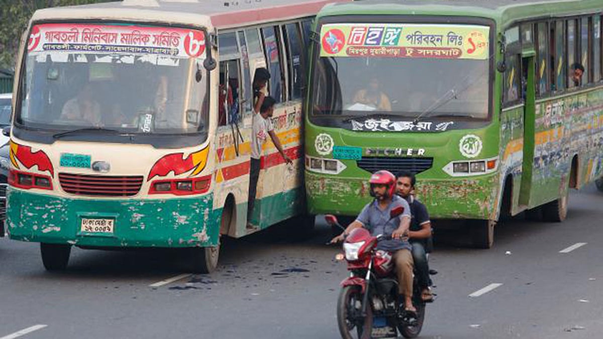 দেশ-বিদেশের গবেষণায় বাংলাদেশে সড়ক দুর্ঘটনার প্রধানতম কারণ হিসেবে উল্লেখিত হচ্ছে বেপরোয়াভাবে যান চালানোর কথা। ফাইল ছবি