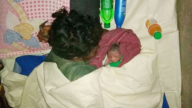 হাসপাতালে মানসিক ভারসাম্যহীন ওই নারী ও সদ্য প্রসূত সন্তান। কুড়িগ্রাম, ৮ আগস্ট। ছবি: সংগৃহীত