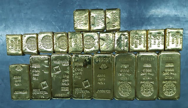 সাদা স্কচটেপ খোলার পর বেরিয়ে আসে সোনার ২২টি বার। ছবি: সংগৃহীত