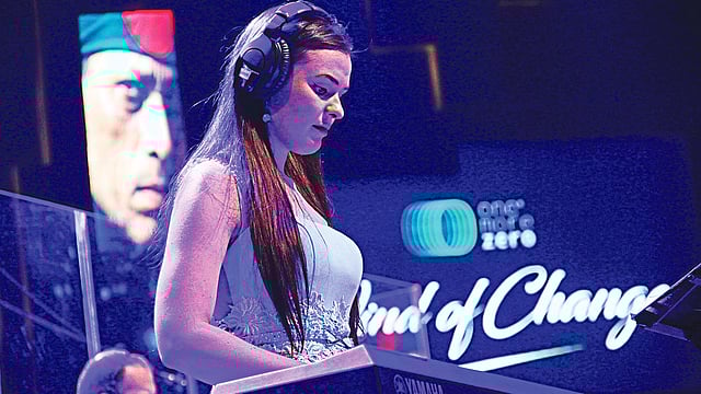 কিবোর্ডে অ্যানা ভাইব