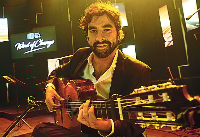 গিটারে ড্যানিয়েল কাসারেস