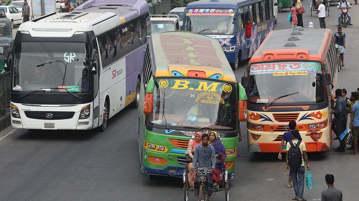 যাত্রী ওঠানোর জন্য বাসচালকদের মাঝে পাল্লা এখনো থামেনি। গতকাল বিকেলে রাজধানীর কল্যাণপুরে।  ছবি: প্রথম আলো