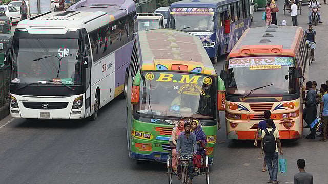 যাত্রী ওঠানোর জন্য বাসচালকদের মাঝে পাল্লা এখনো থামেনি। গতকাল বিকেলে রাজধানীর কল্যাণপুরে।  ছবি: প্রথম আলো