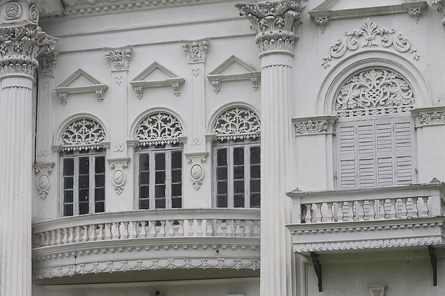 ভবনের বিভিন্ন অংশে কাঠ, রঙিন কাচ ও লোহার সমন্বয়ে তৈরি এবং সেগুলি জটিল জ্যামিতিক নকশা, লতাপাতা ও বিভিন্ন প্রাণীর মোটিফে অলংকৃত।