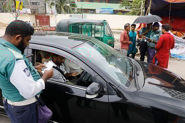 ট্রাফিক সপ্তাহ উপলক্ষে রাজধানীর বিভিন্ন সড়কে চেকপোস্ট বসিয়ে যানবাহনের কাগজপত্র পরীক্ষা করা হচ্ছে। ছবি: প্রথম আলো