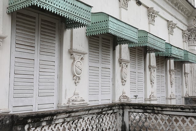 ভবনের পেছনের, অর্থাৎ পূর্বদিকের ছাদের একাংশ।