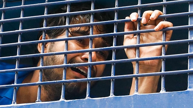 বেসরকারি বিশ্ববিদ্যালয়ের ২২ শিক্ষার্থীকে হাজতখানা থেকে কারাগারে নেওয়ার পথে ঢাকার মুখ্য মহানগর হাকিম আদালত প্রাঙ্গণে স্বজনদের দেখে কান্নায় ভেঙে পড়েন সাউথইস্ট বিশ্ববিদ্যালয়ের ফার্মাসি বিভাগের ছাত্র জাহিদুল হক। গতকাল বিকেলে।  ছবি: দীপু মালাকার