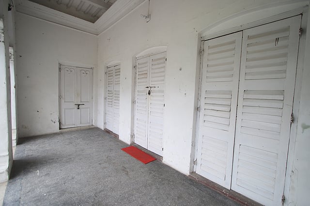 ভবনের পশ্চিম দিকের নিচের অংশ।