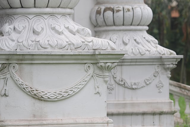 ভবনের বিভিন্ন অংশ নানা স্থাপত্যরীতির পরিচায়ক।