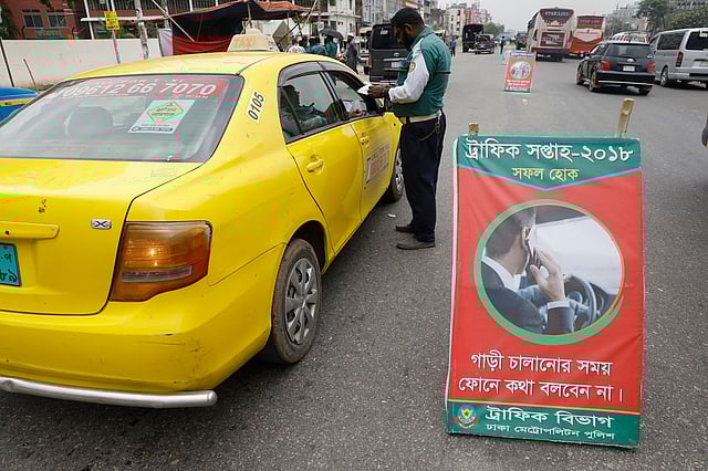 ট্রাফিক সপ্তাহ উপলক্ষে রাজধানীর বিভিন্ন সড়কে চেকপোস্ট বসিয়ে যানবাহনের কাগজপত্র পরীক্ষা করা হচ্ছে। ছবি: প্রথম আলো