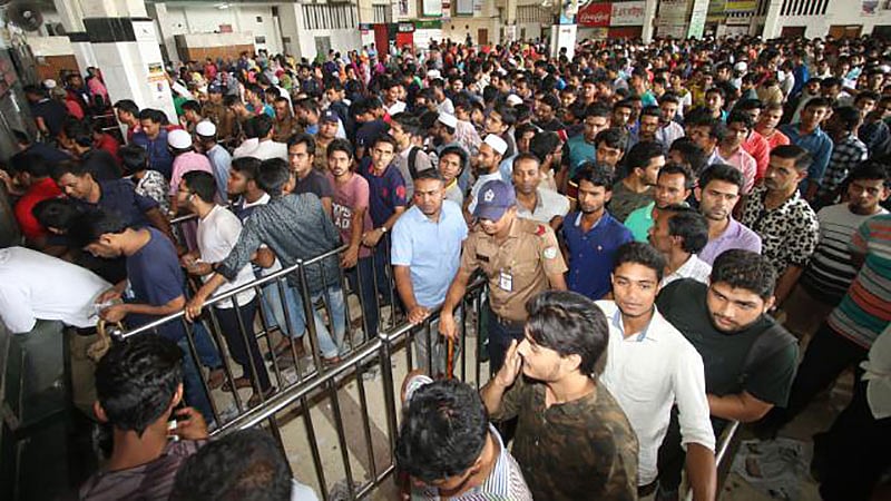 কমলাপুর রেলস্টেশনের টিকিট কাউন্টারের সামনে টিকিট প্রত্যাশী মানুষের উপচে পড়া ভিড়। প্রথম আলো ফাইল ছবি