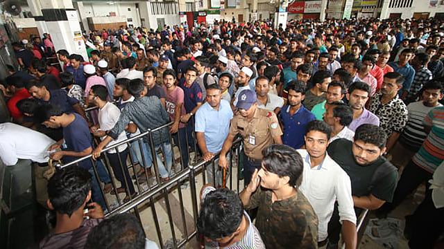 কমলাপুর রেলস্টেশনের টিকিট কাউন্টারের সামনে টিকিট প্রত্যাশী মানুষের উপচে পড়া ভিড়। প্রথম আলো ফাইল ছবি