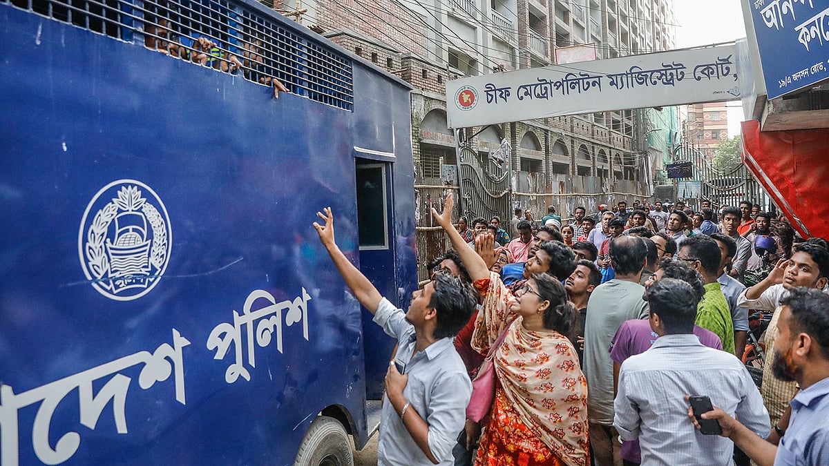 গ্রেপ্তার ছাত্রদের আদালত থেকে কারাগারে নেওয়া হচ্ছে