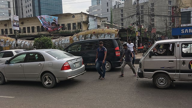 চলন্ত যানবাহনের ফাঁকফোকর দিয়ে রাস্তা পার হতে গিয়ে যানবাহনের ধাক্কায় হাত-পা ভাঙা, মাথায় কিংবা শরীরের বিভিন্ন অংশে আঘাত পাওয়ার ঘটনা প্রায়ই ঘটে। ছবি: প্রথম আলো