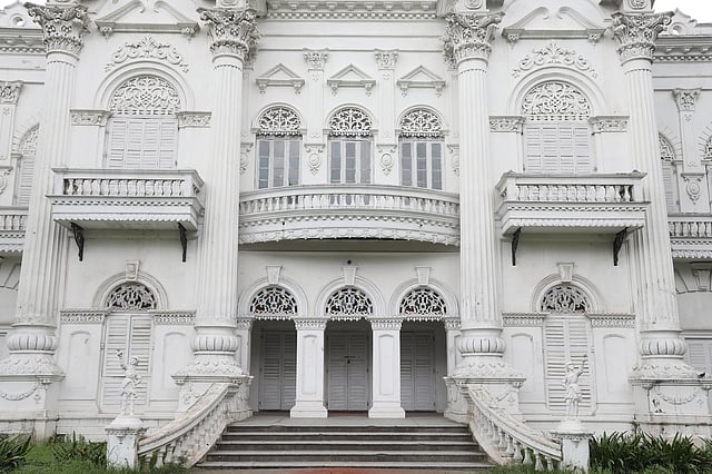 ভবনের মূল বারান্দার সঙ্গে রয়েছে অর্ধচন্দ্রাকৃতির ব্যালকনি। এর অবস্থান প্রবেশপথের তিনটি খিলানের উপরে।