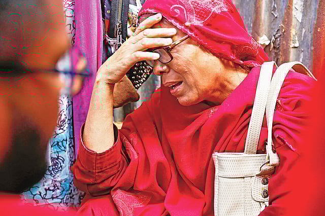 আদালত প্রাঙ্গণে প্রিজন ভ্যানে ছেলে নূর মোহাম্মদকে দেখে কান্নায় ভেঙে পড়েন তাঁর মা। এ সময় সহপাঠীরা তাঁকে সান্ত্বনা দেওয়ার চেষ্টা করেন। গতকাল বিকেলে আদালতের সামনে।  প্রথম আলো