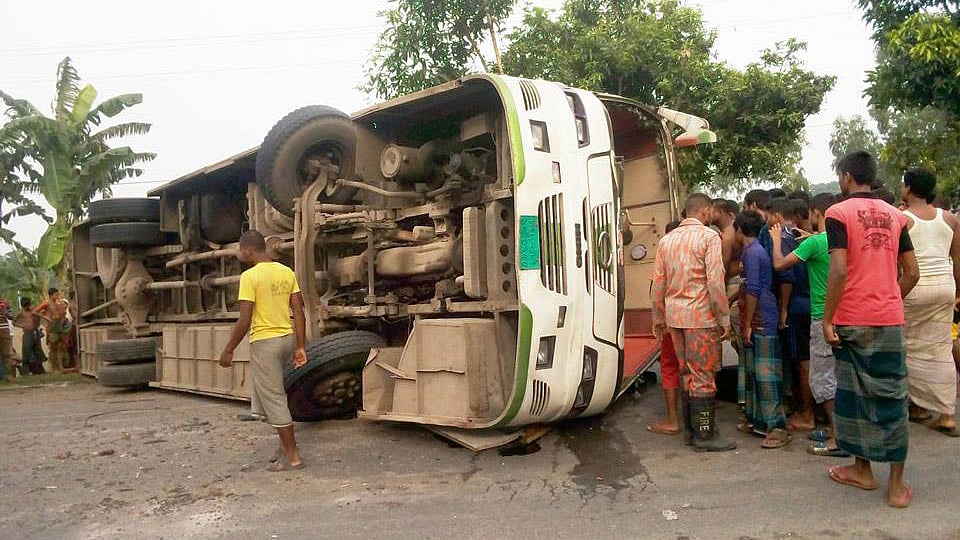 গাইবান্ধার সাদুল্যাপুর উপজেলার ধাপেরহাটে শুক্রবার ভোরে যাত্রীবাহী নৈশকোচ উল্টে শিশুসহ দুজন নিহত হয়েছে। ছবি: প্রথম আলো