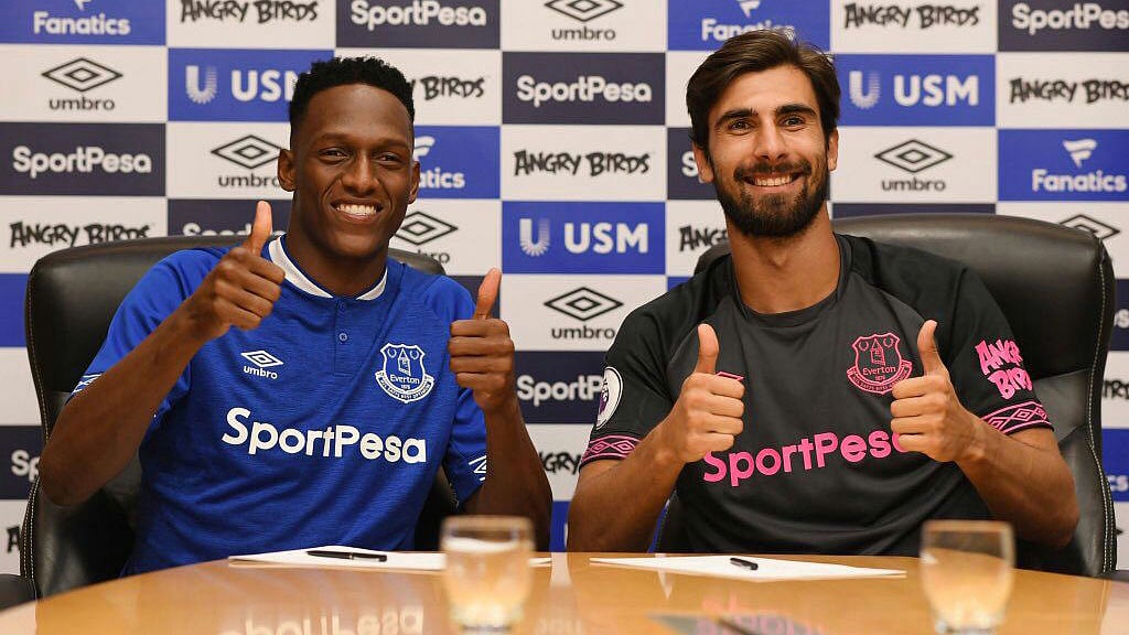 মিনা (বামে) ও গোমেজকে এভারটনের কাছে বেচেছে বার্সা। ছবি: টুইটার