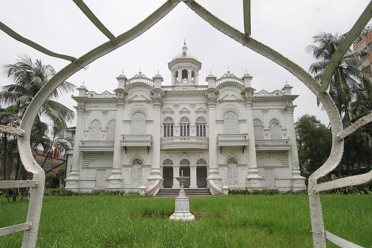 প্রায় ৭ হাজার বর্গফুট আয়তনের প্রাচীরবেষ্টিত পশ্চিমমুখী এই ভবনের উচ্চতা প্রায় পঁয়তাল্লিশ ফুট।