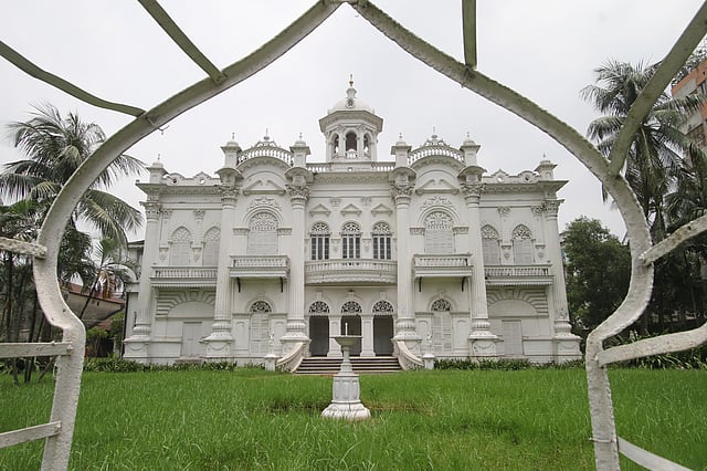 প্রায় ৭ হাজার বর্গফুট আয়তনের প্রাচীরবেষ্টিত পশ্চিমমুখী এই ভবনের উচ্চতা প্রায় পঁয়তাল্লিশ ফুট।