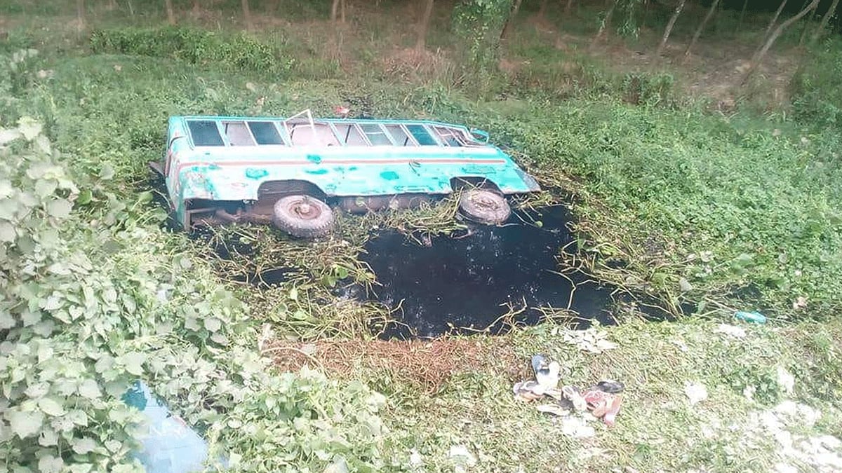 গাজীপুরের নারায়ণপুর এলাকায় একটি বাস খাদে পড়ে যায়। গাজীপুর, ১১ আগস্ট, ২০১৮। ছবি: প্রথম আলো।