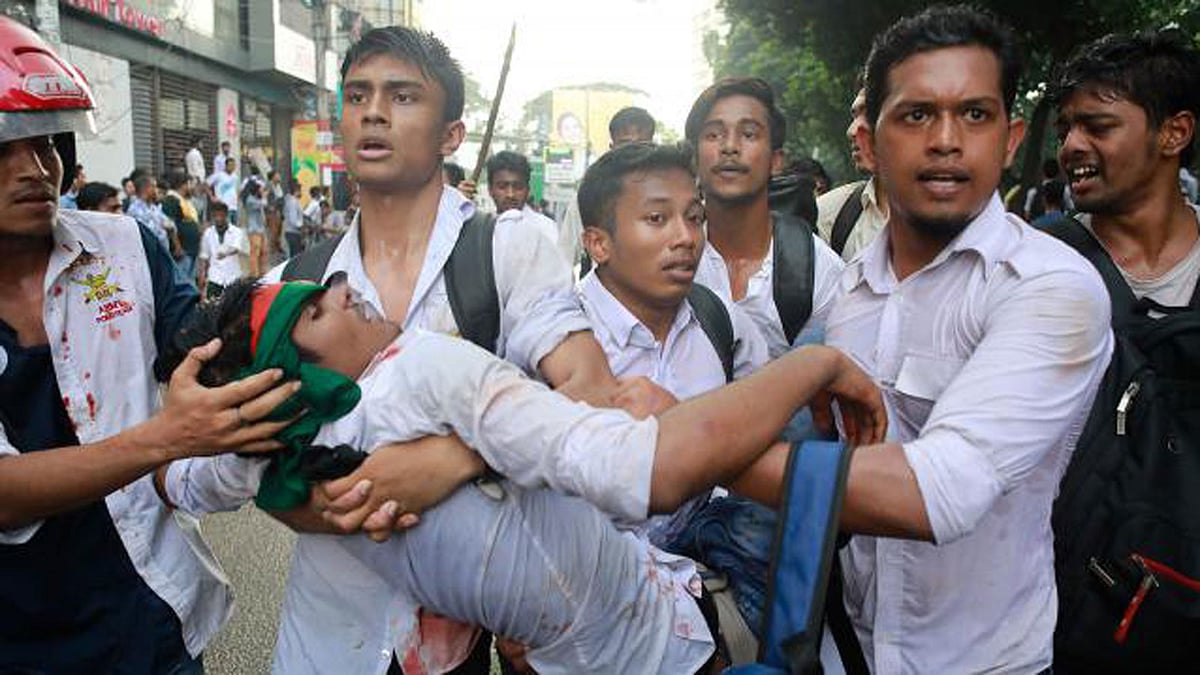 জিগাতলায় হামলায় আহত এক শিক্ষার্থীকে হাসপাতালে নিয়ে যাওয়া হচ্ছে। প্রথম আলো ফাইল ছবি।
