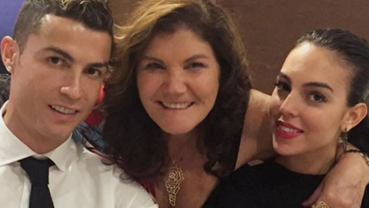 মা ও বান্ধবীর সঙ্গে একই ফ্রেমে বন্দী রোনালদো। সংগৃহীত ছবি